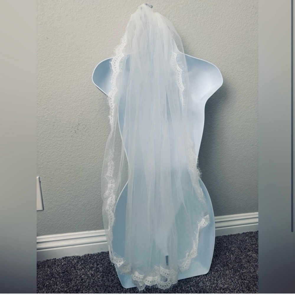 Elegant White Lace Bridal Veil